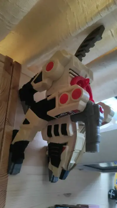 Figura de acción robot transformable blanco y negro - miniatura 1