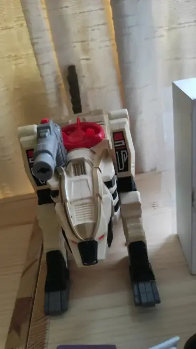 Figura de acción robot transformable blanco y negro - miniatura 2