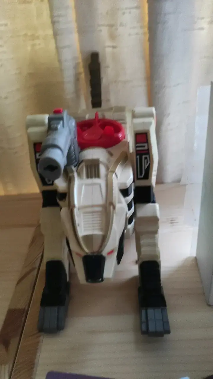 Figura de acción robot transformable blanco y negro - 3