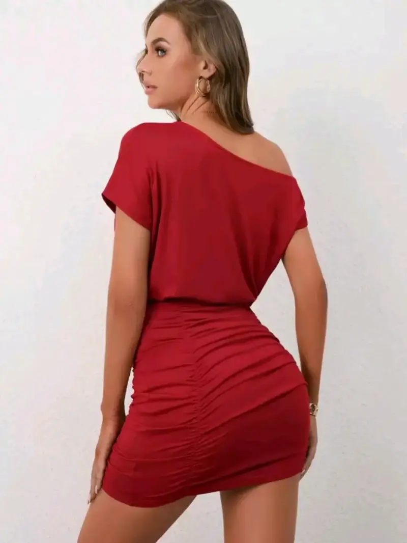 Vestido corto rojo con hombro descubierto - 2