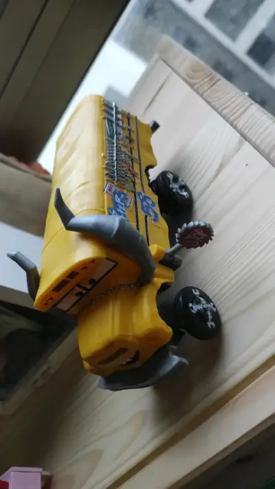 Camión de juguete amarillo con detalles únicos - miniatura 1