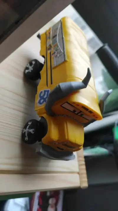 Camión de juguete amarillo con detalles únicos - miniatura 3