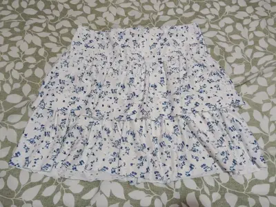 Falda corta con estampado floral azul - miniatura 1