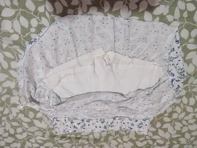 Falda corta con estampado floral azul - miniatura 3