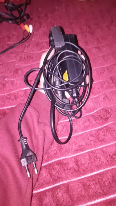 Cargador Toshiba para portátil con enchufe europeo - miniatura 1