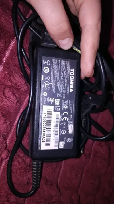Cargador Toshiba para portátil con enchufe europeo - miniatura 2