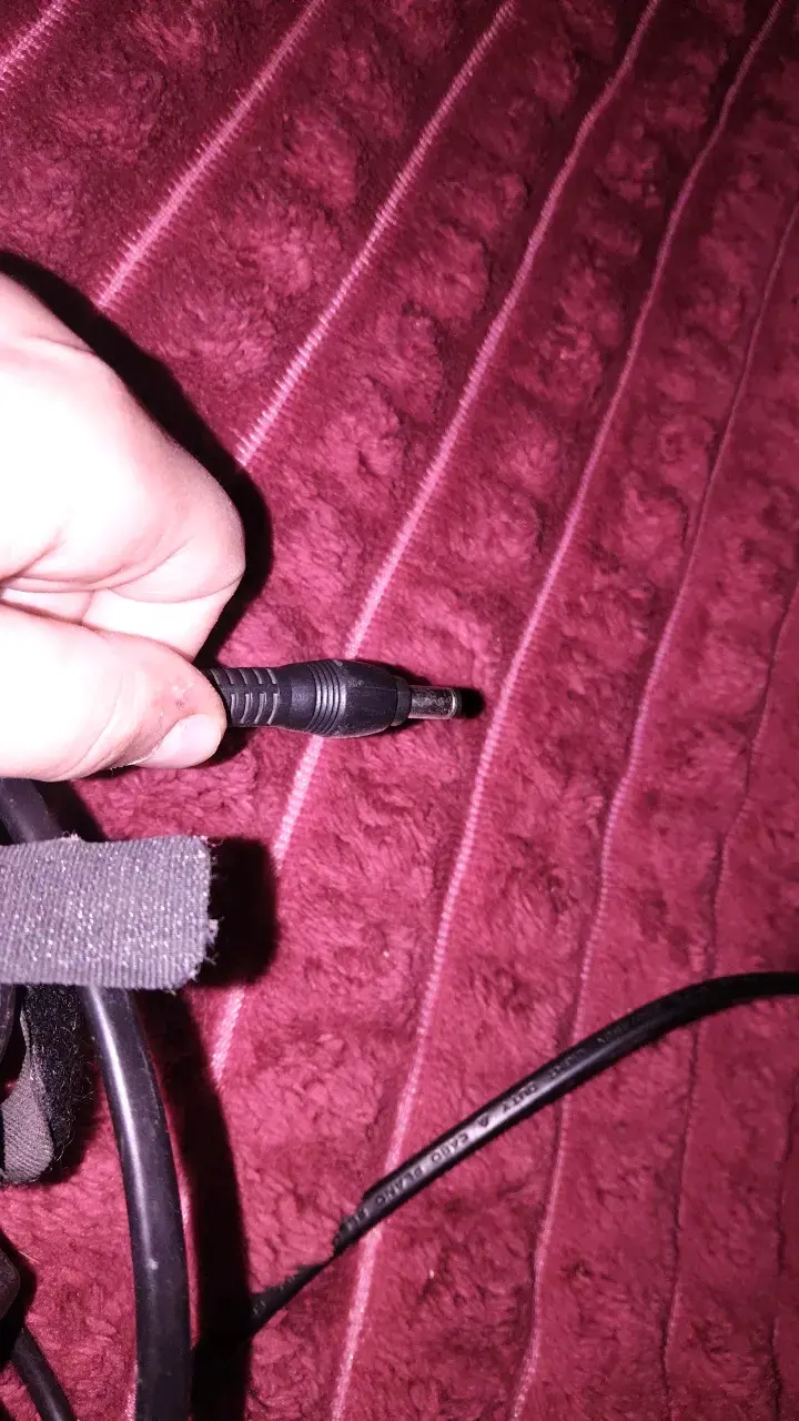 Cargador Toshiba para portátil con enchufe europeo - 3