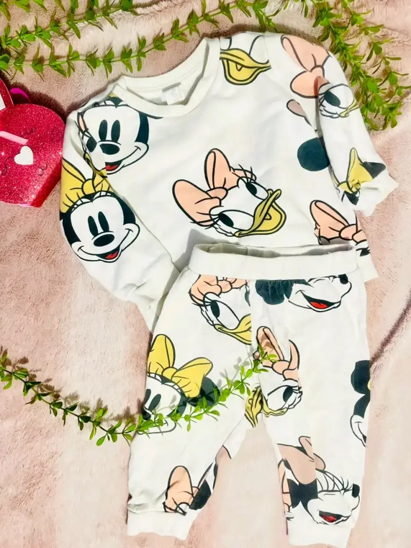 Buzo infantil con diseño de personajes animados