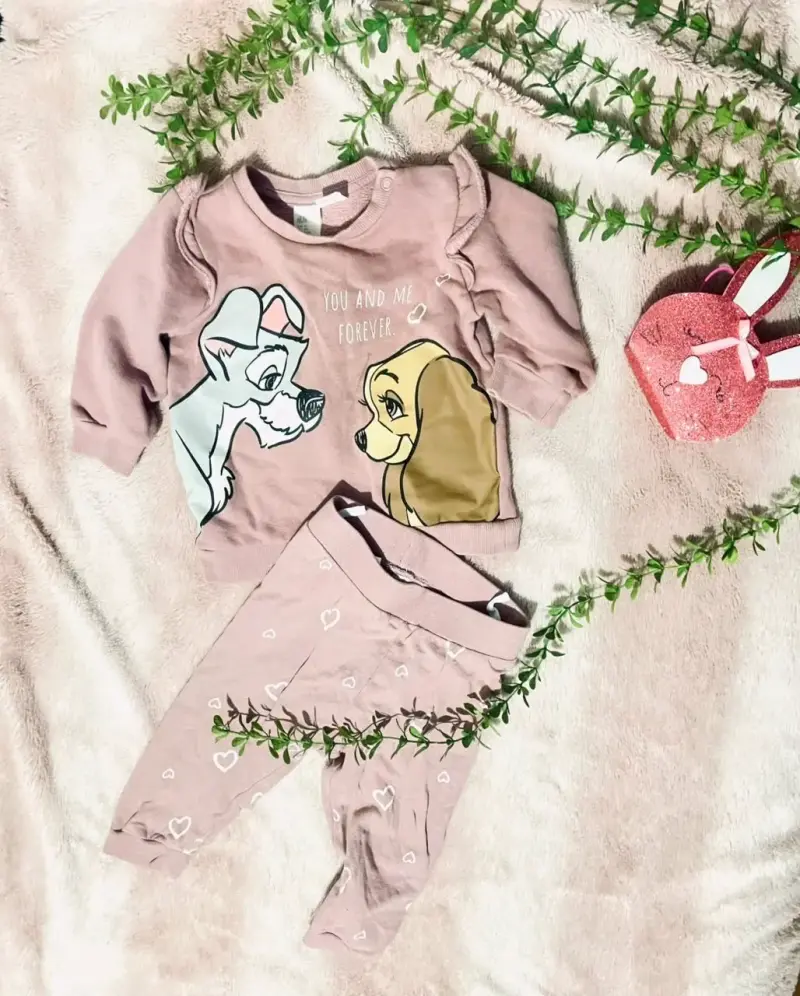Conjunto infantil rosado con diseño de perritos