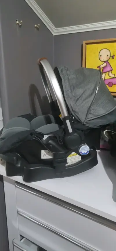 Silla de auto para bebé gris con base - miniatura 1