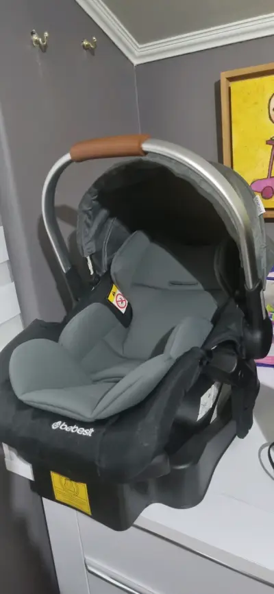 Silla de auto para bebé gris con base - miniatura 2