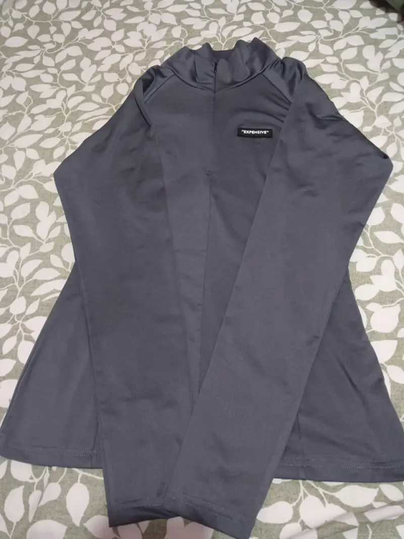 Polera deportiva gris con cuello alto - 1