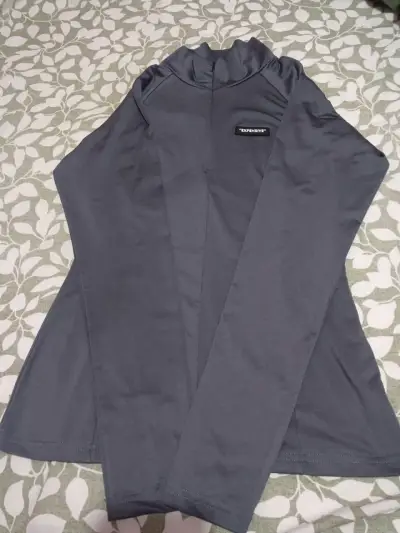 Polera deportiva gris con cuello alto - miniatura 1