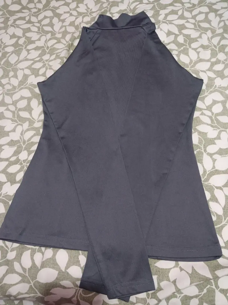 Polera deportiva gris con cuello alto - 2