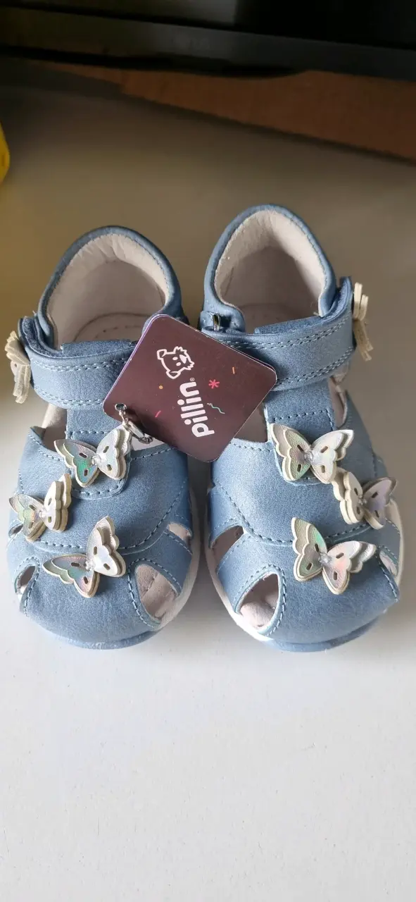 Sandalias de bebé azules con mariposas Pillin