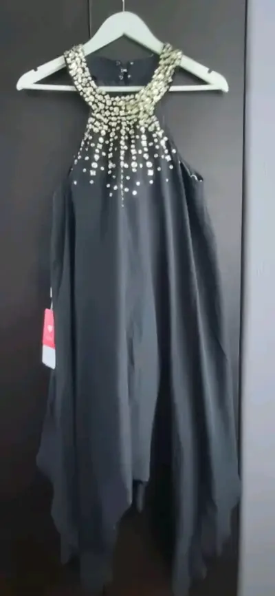 Vestido negro elegante con apliques brillantes - miniatura 1