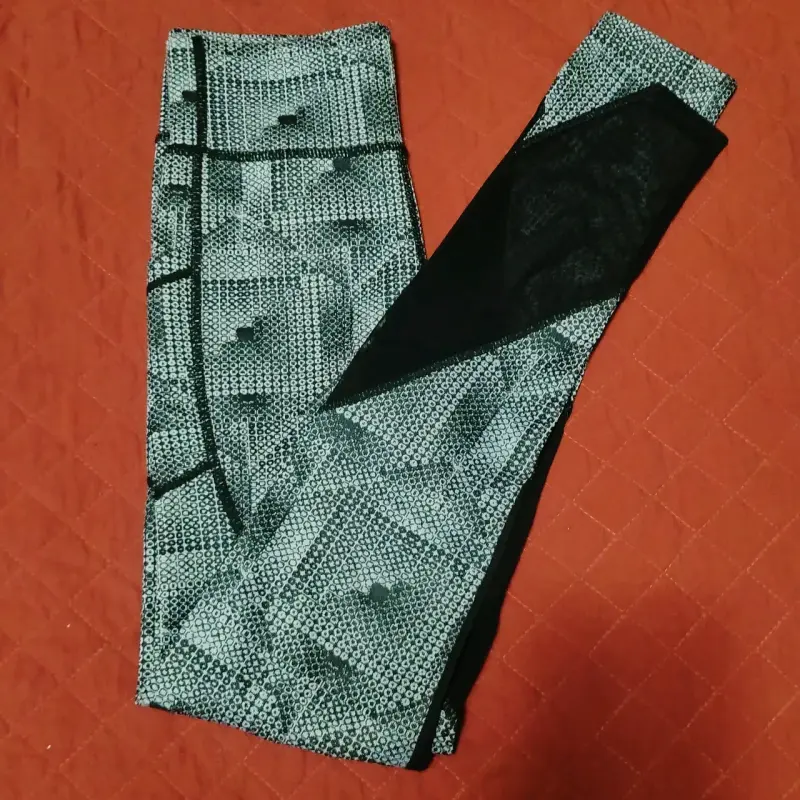Leggings deportivos estampados en blanco y negro - 3