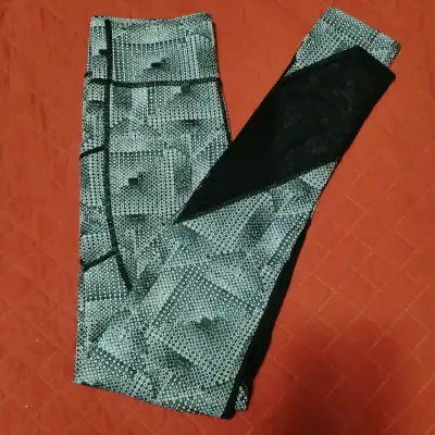 Leggings deportivos estampados en blanco y negro - miniatura 3