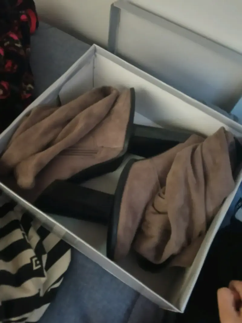 Botas altas de gamuza color beige - 1