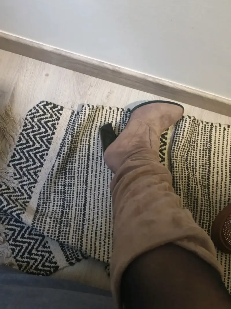 Botas altas de gamuza color beige - 2