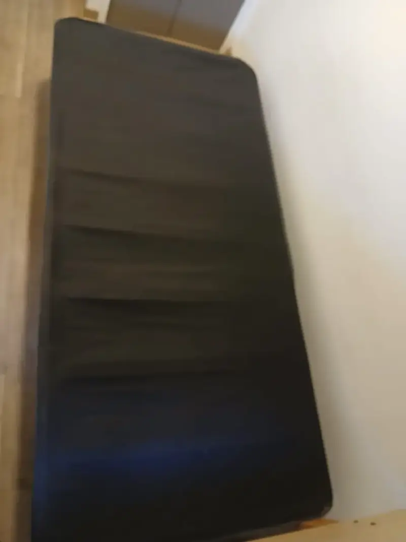 Cama individual con base de madera - 1