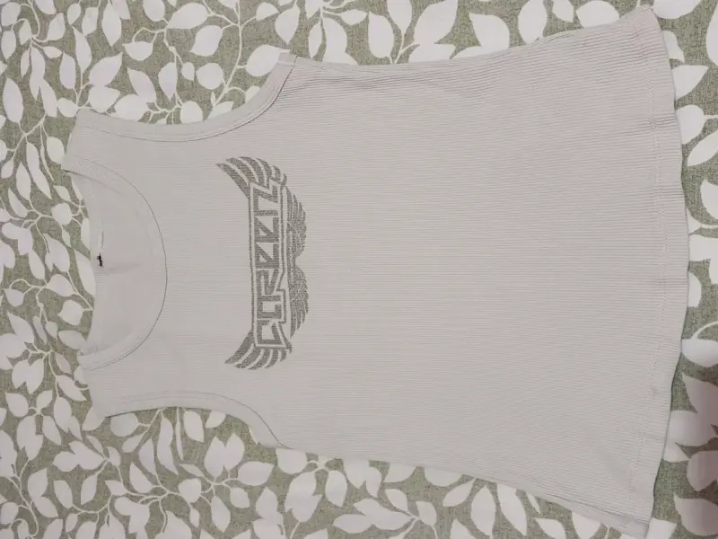 Polera sin mangas caqui con diseño gráfico - 1