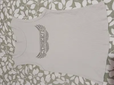 Polera sin mangas caqui con diseño gráfico - miniatura 1