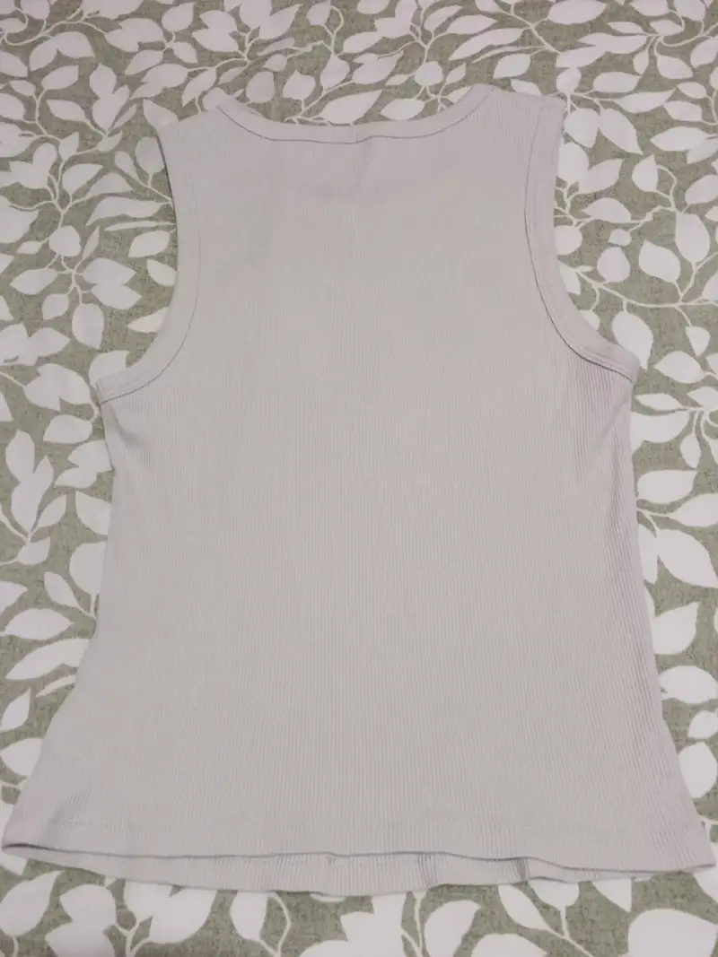 Polera sin mangas caqui con diseño gráfico - 2
