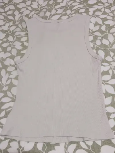 Polera sin mangas caqui con diseño gráfico - miniatura 2
