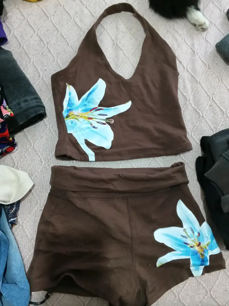 Conjunto de playa marrón con estampado floral