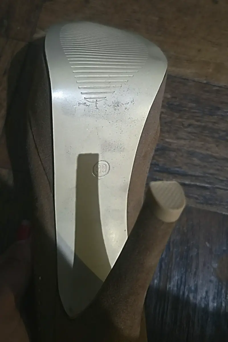 Tacones altos beige con detalles brillantes - 2