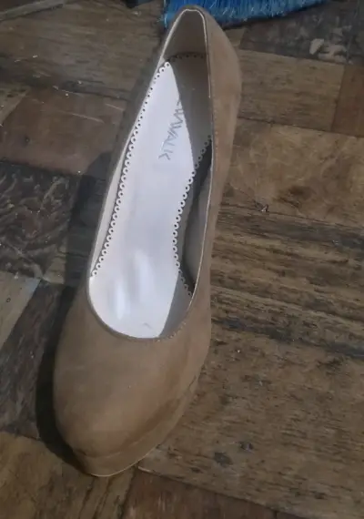 Tacones altos beige con detalles brillantes - miniatura 3