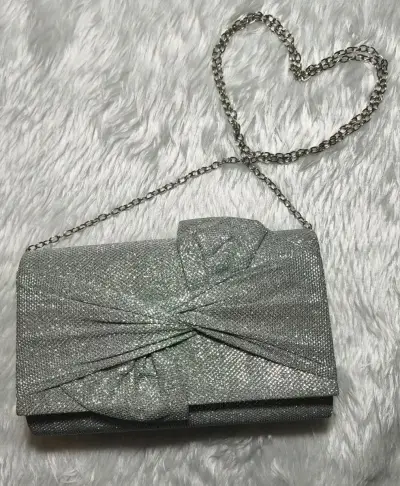 Cartera de mano plateada con brillo elegante - miniatura 1