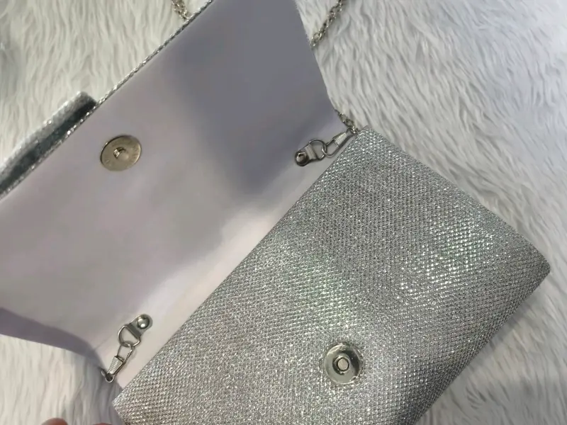 Cartera de mano plateada con brillo elegante - 2