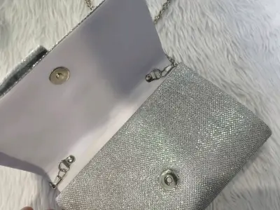 Cartera de mano plateada con brillo elegante - miniatura 2