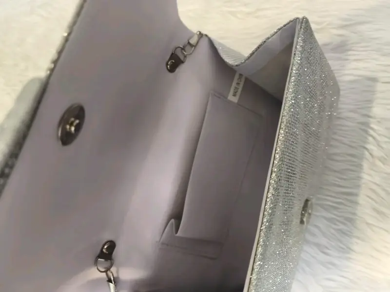 Cartera de mano plateada con brillo elegante - 3