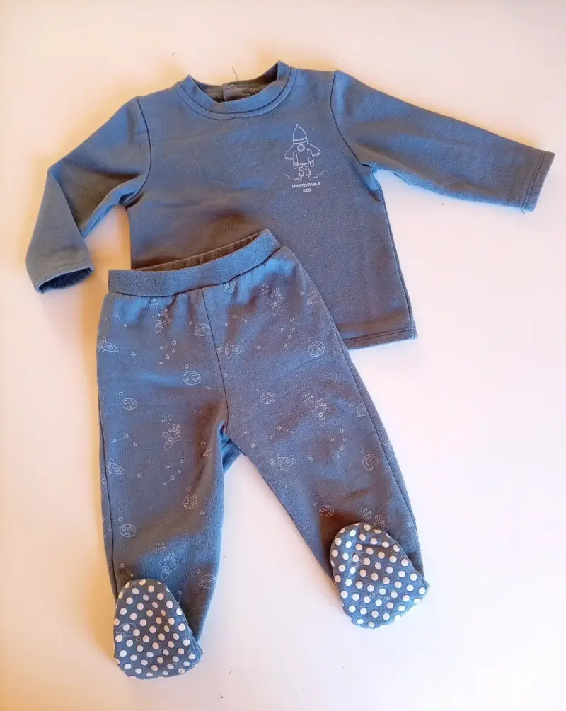 Conjunto de ropa para bebé azul con diseño espacial