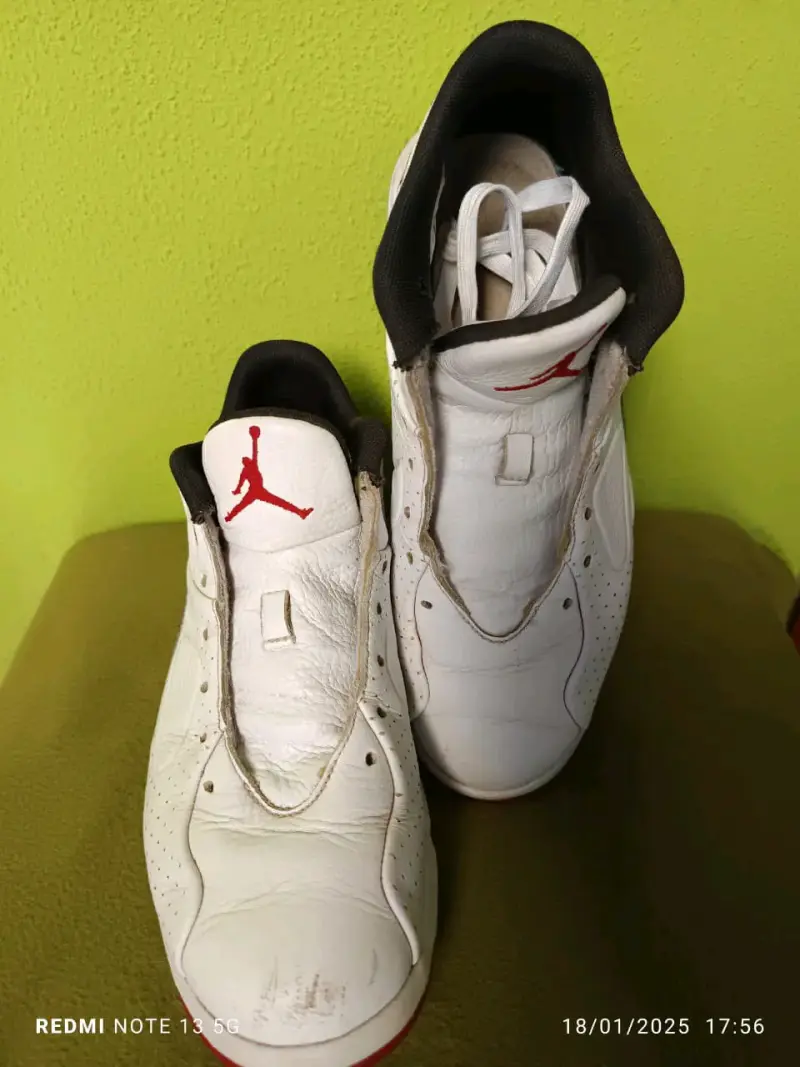 Zapatillas deportivas blancas con detalles rojos - 2