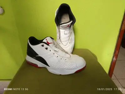 Zapatillas deportivas blancas con detalles rojos - miniatura 3