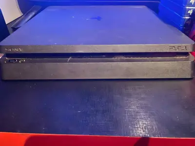 Consola PlayStation 4 con juegos y control rojo - miniatura 3