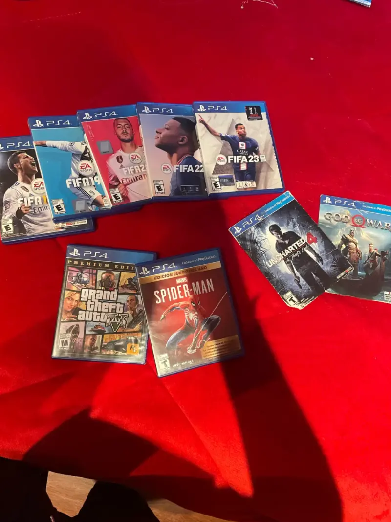Consola PlayStation 4 con juegos y control rojo - 4