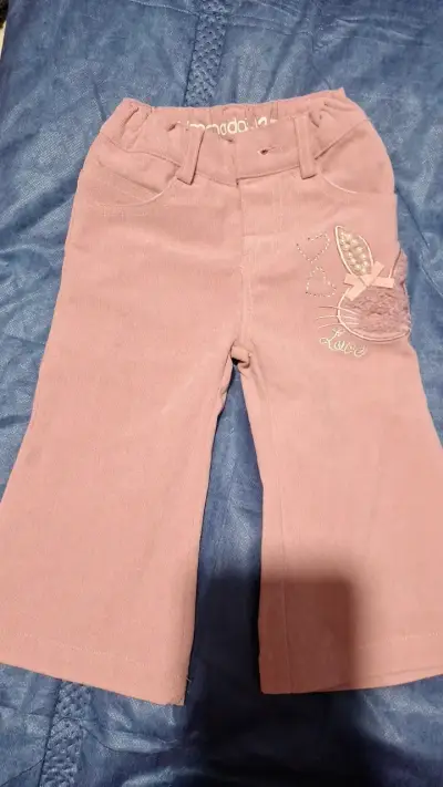 Pantalones rosados de niña con diseño de conejo - miniatura 1