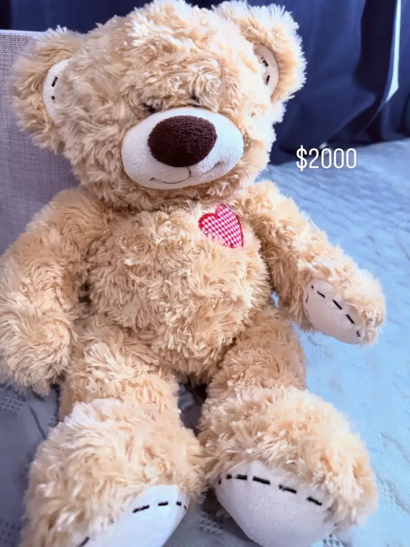 Peluche oso beige con corazón rojo