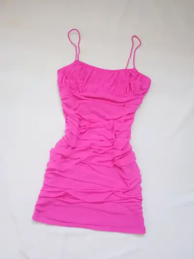 Vestido corto ajustado fucsia - miniatura 1
