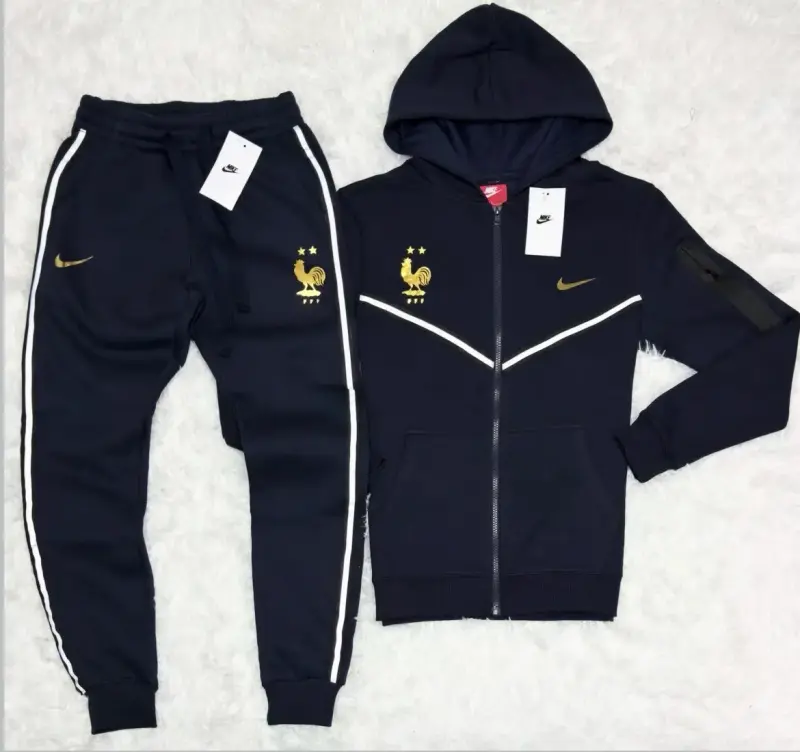 Conjunto deportivo Nike azul con capucha