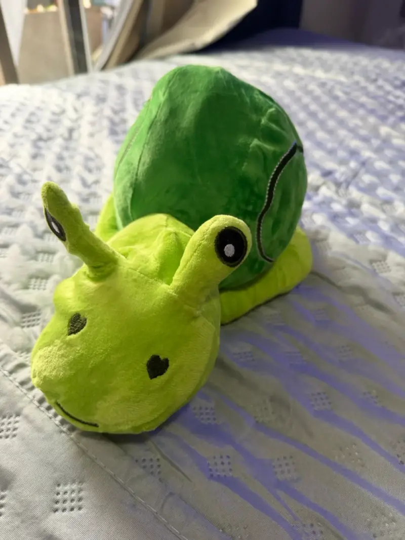Peluche de caracol verde suave y tierno