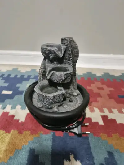 Fuente decorativa de agua con luz LED - miniatura 1