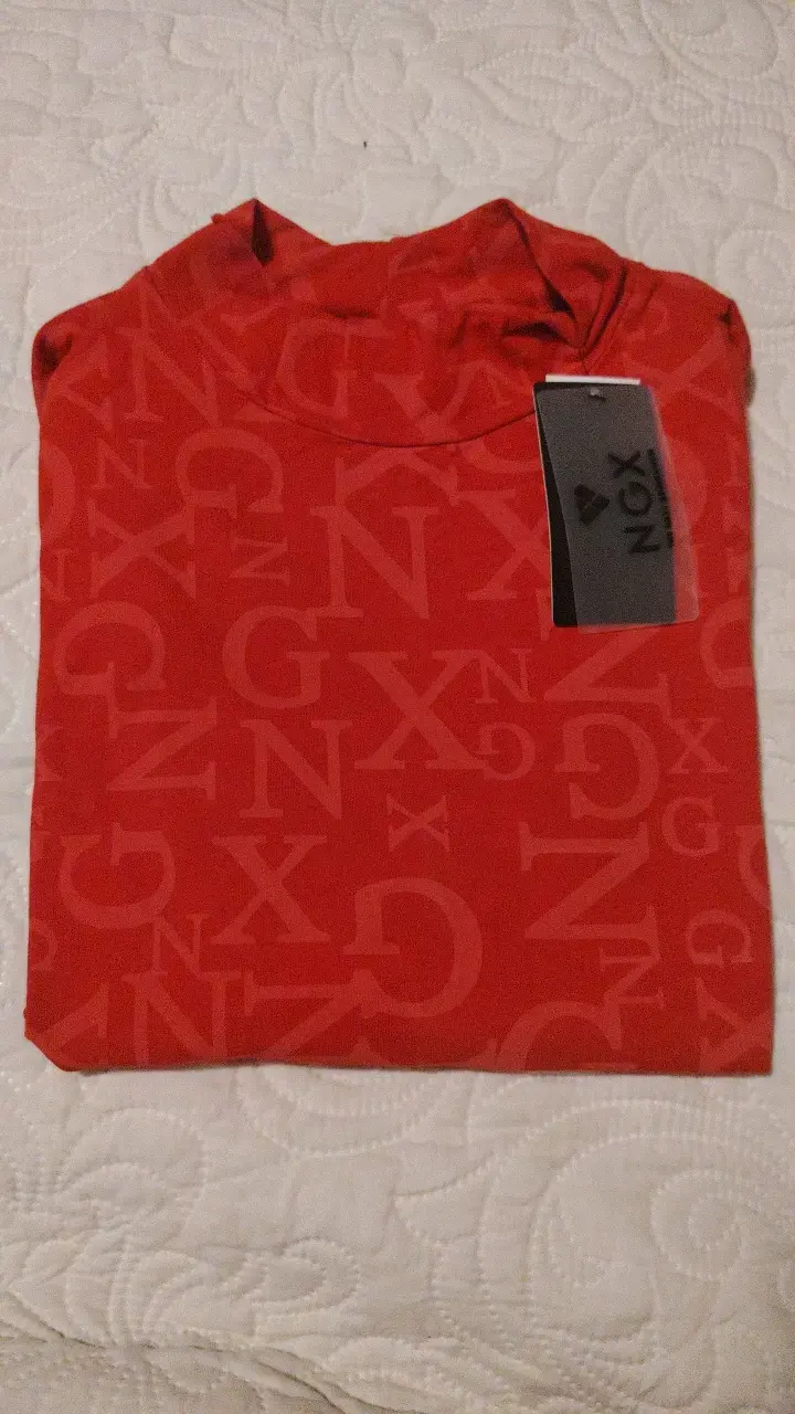 Polera roja NGX con diseño de letras