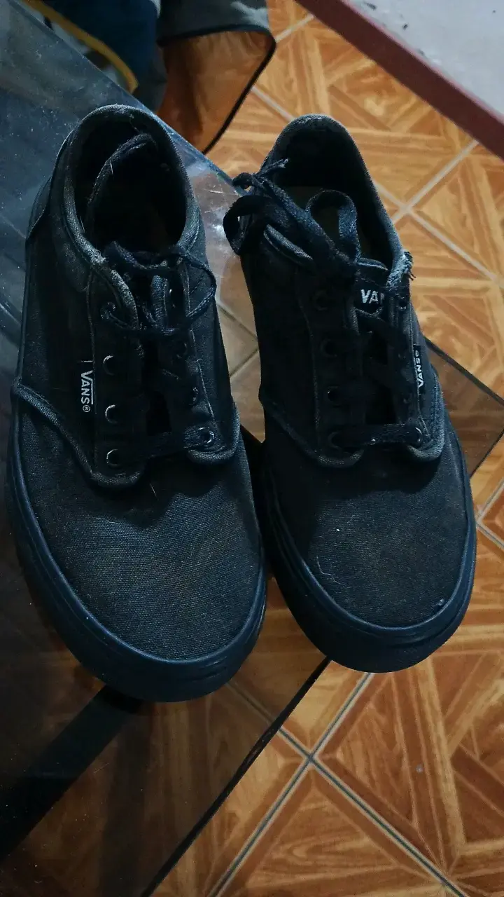Zapatillas negras Vans clásicas - 1