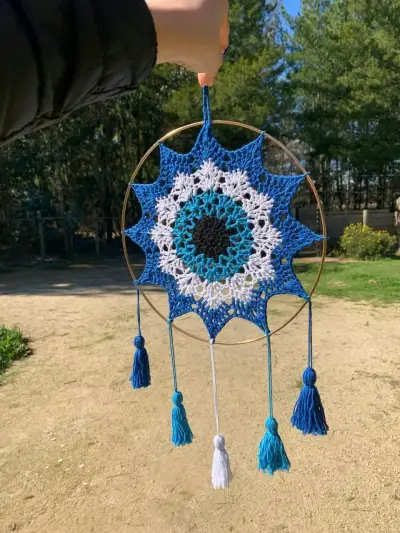 Atrapasueños de crochet con diseño colorido - miniatura 1